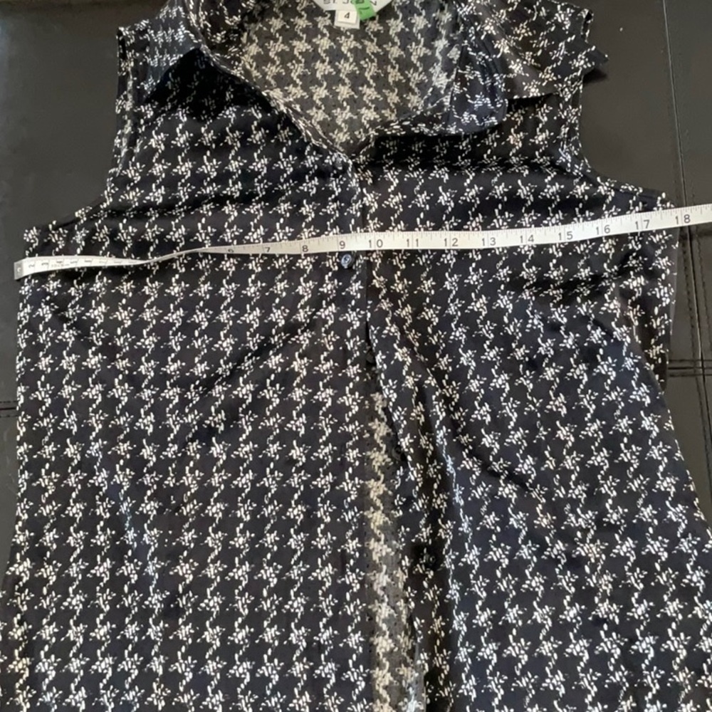 St. John silk button up top. Size 4. - Picture 7 of 8